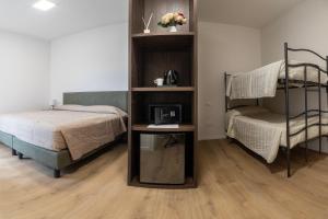 基安蒂蓋奧勒的住宿－Castelli del Chianti，一间卧室配有两张双层床和一张床及椅子