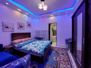 een slaapkamer met een bed en een paars plafond bij شقق فندقيه فاخره in Kafr Abū ʼumaydah
