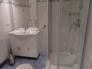 Et badeværelse på Giebelreihenhaus Dora - Sylt, Westerland + 18 billeder