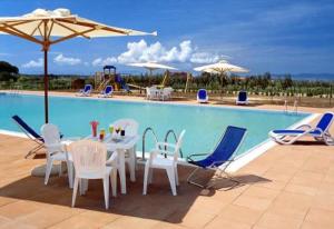 Bazén v ubytování Hotel Borgo degli Olivi nebo v jeho okolí