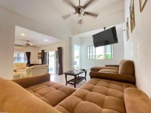 TV a/nebo společenská místnost v ubytování KOUAC VILLA - PATTAYA HOLIDAY HOUSE WALKING STREET 3 bedrooms