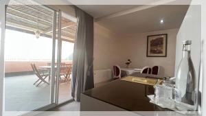une cuisine avec une table et une salle à manger avec une fenêtre dans l'établissement Hotel Al Massira, à Laâyoune