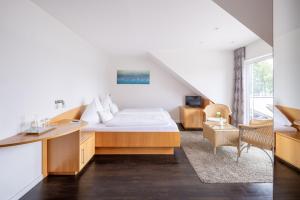 1 dormitorio con 1 cama y escritorio en una habitación en Röther Gesundheitszentrum Bodensee en Überlingen