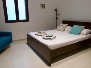 een slaapkamer met een bed met handdoeken erop bij Newly Renovated-Holiday house with large garden in Galatina