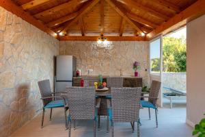 una cucina e una sala da pranzo con tavolo e sedie di Rural Accommodation Veselic a Pridvorje