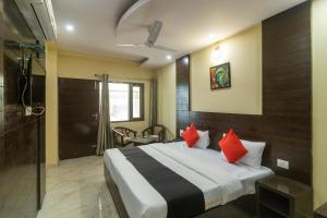 Giường trong phòng chung tại Capital O Hotel Rudraksh