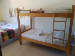 a couple of bunk beds in a room at Aconchego da Vovó Netinha in Maragogi