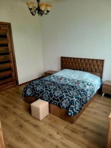 una camera con letto e piumone blu di Old House Korolistavi a Batumi