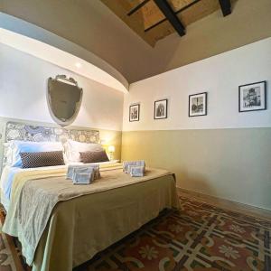 1 dormitorio con 1 cama grande y espejo en la pared en Eccelsoleccese, en Lecce