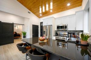 Η κουζίνα ή μικρή κουζίνα στο The Ember House - Luxury Honeymoon Cabin