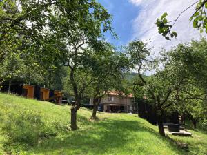 LúčkaにあるShambhala centrumの手前の木々が茂る丘の上の家