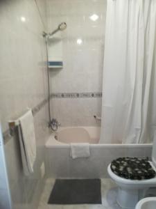 ヴィラモウラにあるSuites, Vilamouraのバスルーム(バスタブ、トイレ、シャワー付)