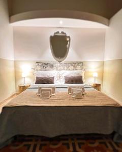 una camera da letto con un grande letto con uno specchio sopra di Eccelsoleccese a Lecce