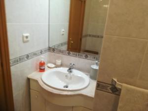 ヴィラモウラにあるSuites, Vilamouraのバスルーム(洗面台、鏡付)