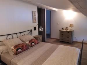 ein Schlafzimmer mit einem Bett mit zwei Kissen darauf in der Unterkunft L'Escale Lauragaise in Villefranche-de-Lauragais