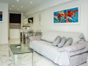 a living room with a couch and a glass table at Apartamento Edificio Astoria in Benidorm