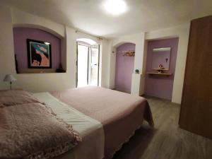 Un dormitorio con una cama grande y una ventana en Villa Donà Appartamento:Defensola, en Vieste