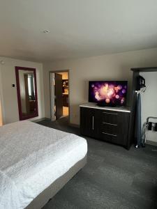 a bedroom with a bed and a flat screen tv at Home2 Suites By Hilton Hinesville in Hinesville