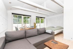 - un salon avec un canapé et un lit dans l'établissement Idyllisk lejlighed med plads til 4-personer, à Højbjerg