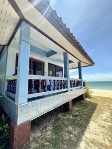 una casa con jarrones azules en la playa en Euphoria Bungalow, en Haad Yao