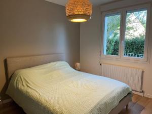 Postel nebo postele na pokoji v ubytování Maison au calme à Dirinon