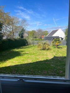 - une vue sur la cour depuis la fenêtre d'une maison dans l'établissement Maison au calme à Dirinon, à Dirinon
