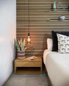 um quarto com uma cama e uma mesa com um candeeiro em Luxury Urban Oasis with Garden and Private Studio em Londres