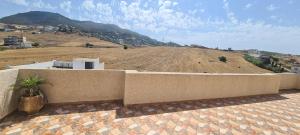 Cette maison offre une vue sur une colline. dans l'établissement Plage et montagne near Tanger, à Tanger