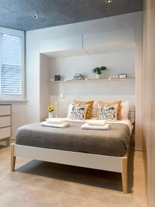 um quarto com uma cama grande num quarto em Luxury Urban Oasis with Garden and Private Studio em Londres