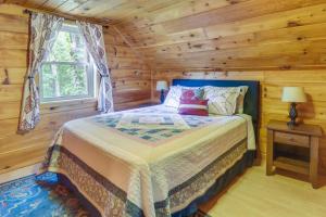 1 dormitorio con 1 cama en una cabaña de madera en Luray Cabin Near Downtown and Shenandoah River, en Luray