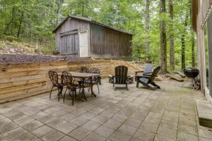 Kawasan patio atau luaran di Luray Cabin Near Downtown and Shenandoah River