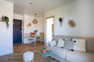 een woonkamer met een bank en een tafel bij Beautiful Apartment heart of Cannes - Magnifique Coeur de Cannes in Cannes
