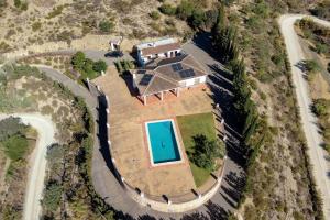 uma vista aérea de uma casa com piscina em Casa Rural Lomillas de Canca em Álora