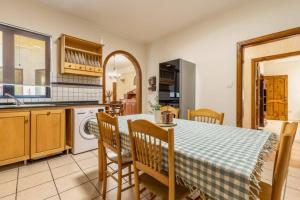 Cucina o angolo cottura di Maisonette filled with Maltese charm in the south of Malta