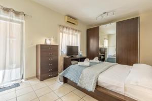 Letto o letti in una camera di Maisonette filled with Maltese charm in the south of Malta