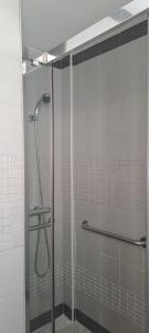 prysznic ze szklanymi drzwiami w łazience w obiekcie Modern Atico, Close Macarena/Sevilla center w Sewilli