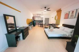 Postel nebo postele na pokoji v ubytování Netizen Cozy Suite By GUESTONIC