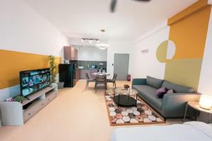 TV a/nebo společenská místnost v ubytování Netizen Cozy Suite By GUESTONIC