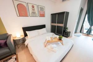 Postel nebo postele na pokoji v ubytování Netizen Cozy Suite By GUESTONIC