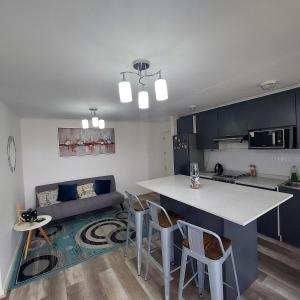 A kitchen or kitchenette at Departamento full equipado con vista al mar