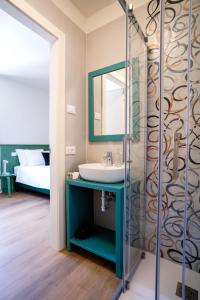 La salle de bains est pourvue d'un lavabo et d'un miroir. dans l'établissement Locanda Il Cavallino, à Valeggio sul Mincio