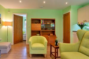 un soggiorno con due sedie e un tavolo di Finest Retreats - Skylarks a Boscastle