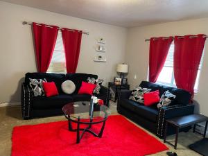 Posezení v ubytování Cozy 1 bed ~ Close to Soaring Eagle and Downtown