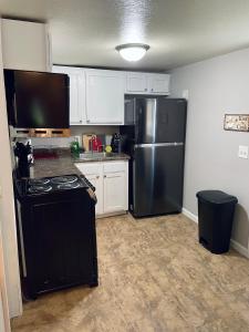 Köök või kööginurk majutusasutuses Cozy 1 bed ~ Close to Soaring Eagle and Downtown