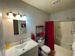 Koupelna v ubytování Cozy 1 bed ~ Close to Soaring Eagle and Downtown