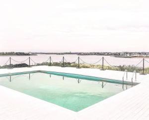 una piscina con vistas al agua en Sueños del Lago Puertos/Escobar en Buenos Aires