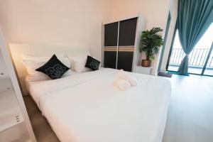 Postel nebo postele na pokoji v ubytování Netizen Cozy Suite By GUESTONIC