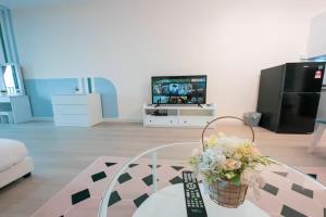 TV a/nebo společenská místnost v ubytování Netizen Cozy Suite By GUESTONIC