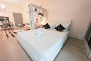 Postel nebo postele na pokoji v ubytování Netizen Cozy Suite By GUESTONIC