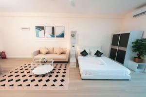 Postel nebo postele na pokoji v ubytování Netizen Cozy Suite By GUESTONIC